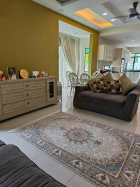 Nicely furnished Home in Kota Warisan